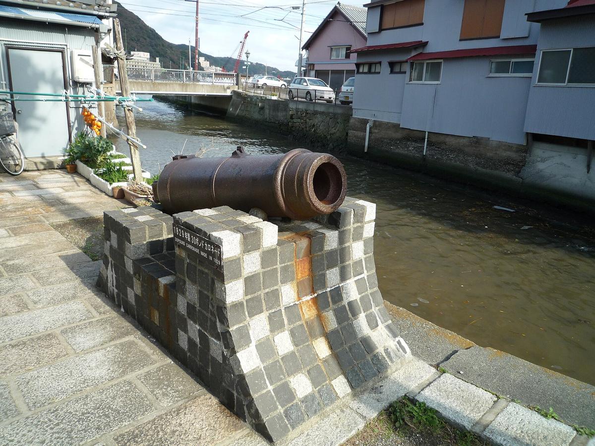 ペリーロードの川沿いの石畳