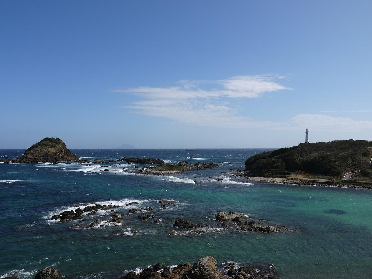 爪木崎の岩礁と灯台